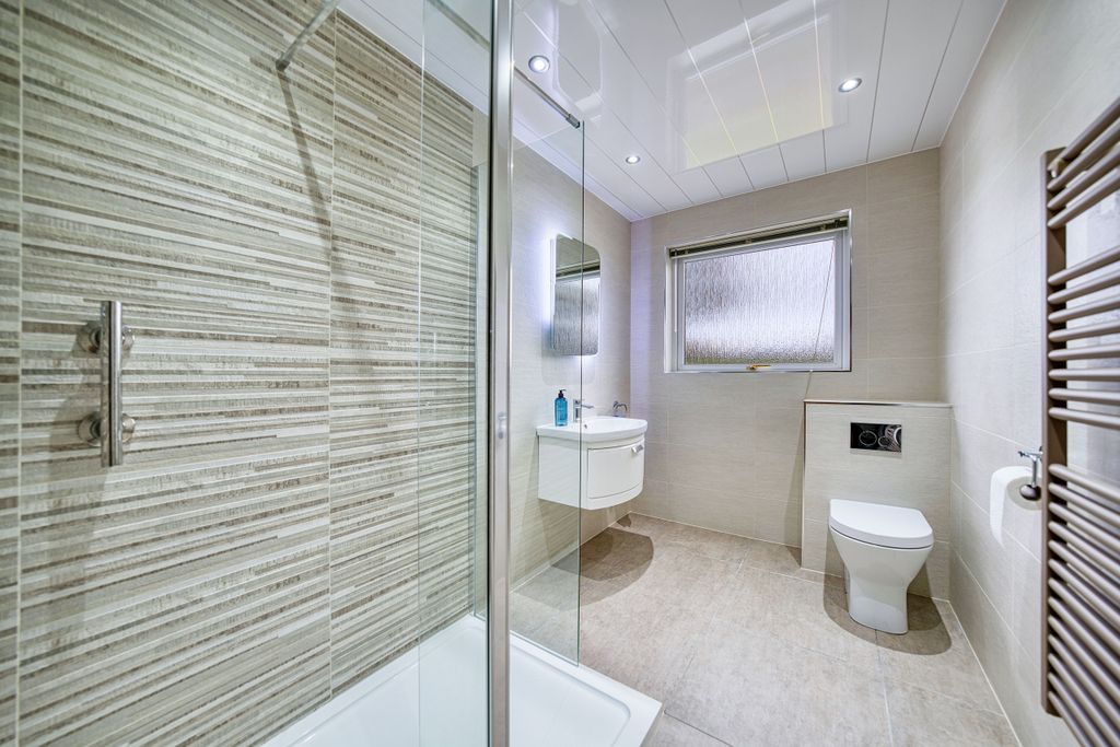 Property photo 2 of 23 Bathroom