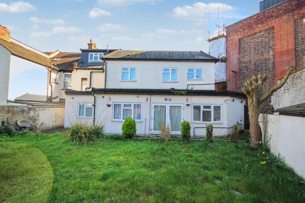Property photo 1 of 7 Herga Road, Harrow, Middlesex Ha3