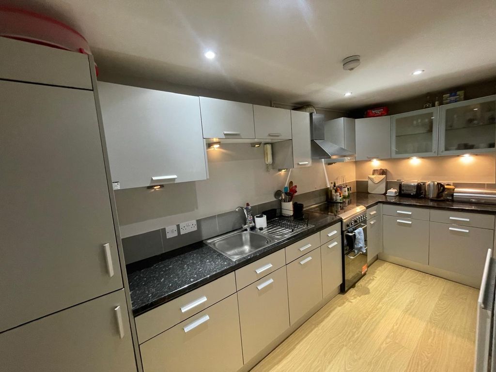 Property photo 1 of 4 Kitchen