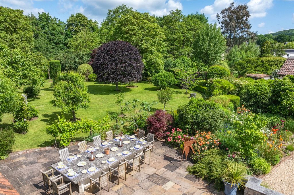 Property photo 3 of 32 Landscaped Gardens