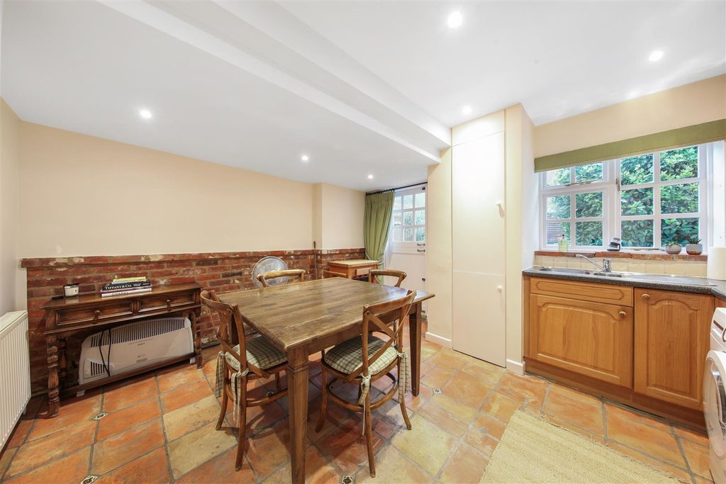 Property photo 3 of 17 4 Hendon Park Cottages, Highwood Hill - C5Airglzuz