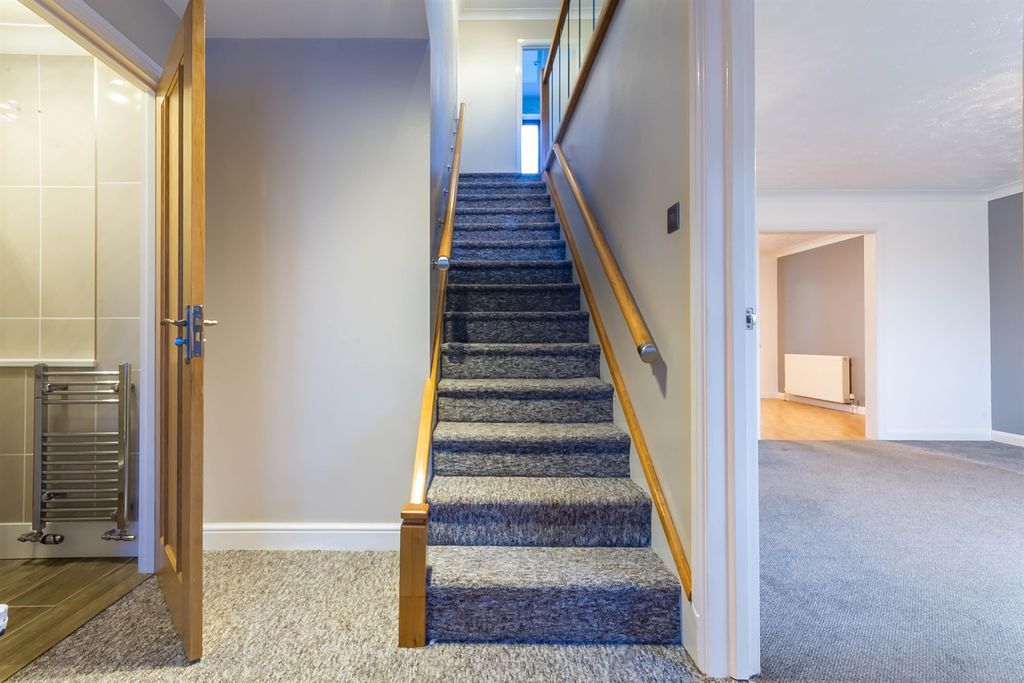 Property photo 2 of 21 Entrance Hall