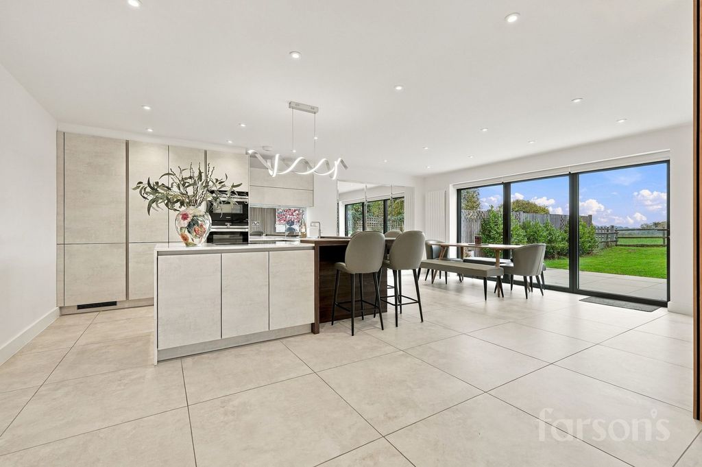 Property photo 2 of 34