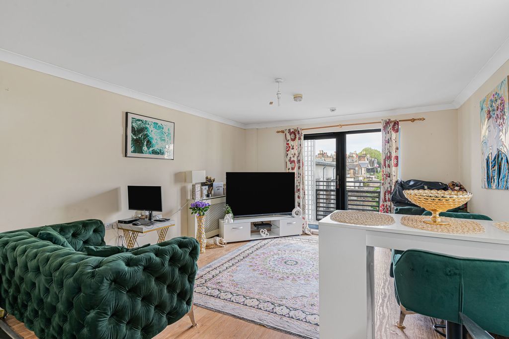 Property photo 2 of 18 Reception/Kitchen