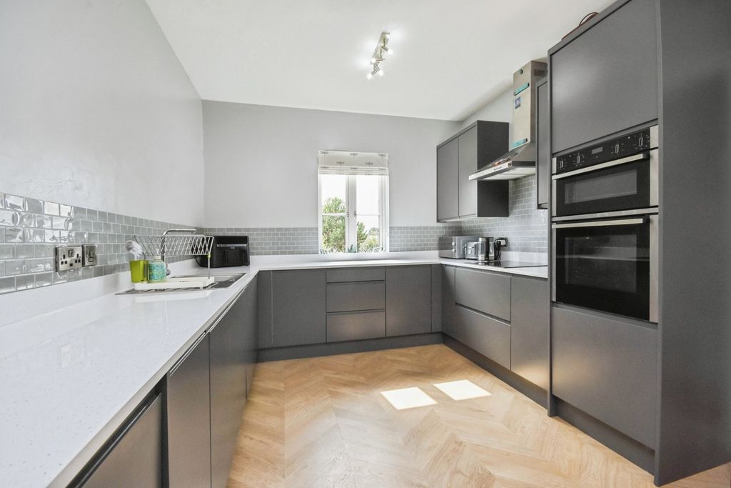 Property photo 2 of 19 Kitchen
