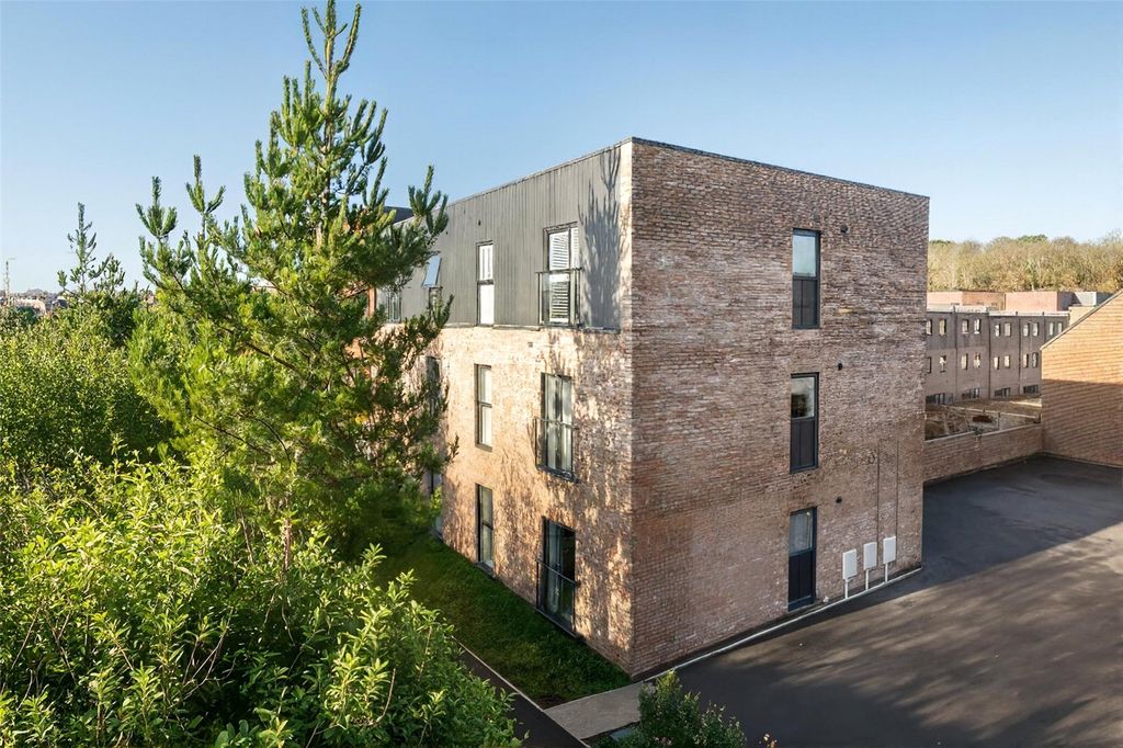 Property photo 1 of 9 Exterior