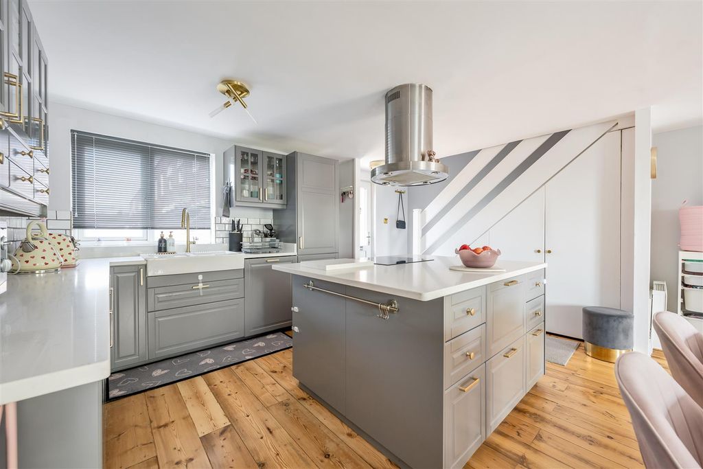 Property photo 2 of 23 Tamar Square, Ig8