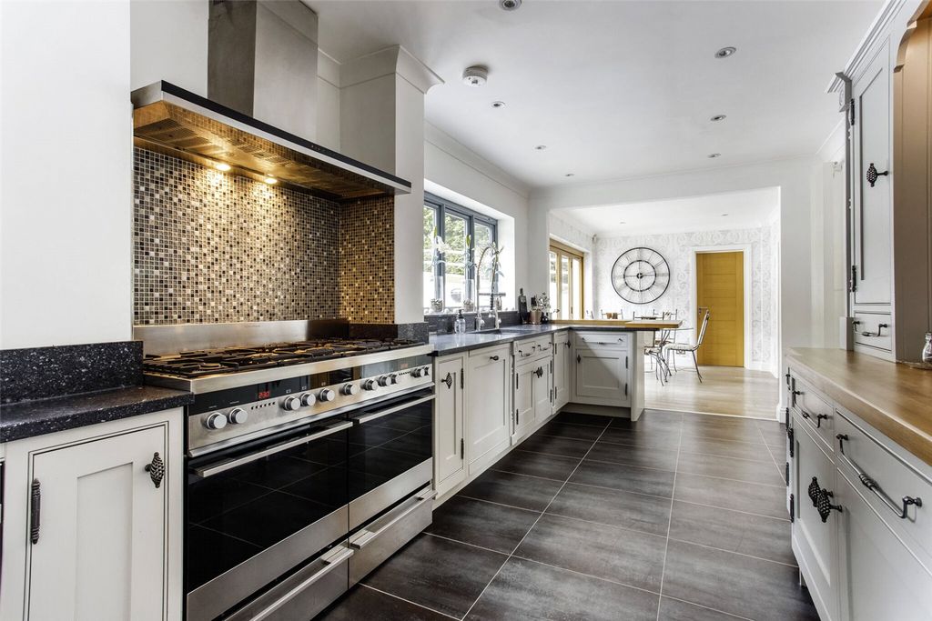 Property photo 3 of 19 Kitchen