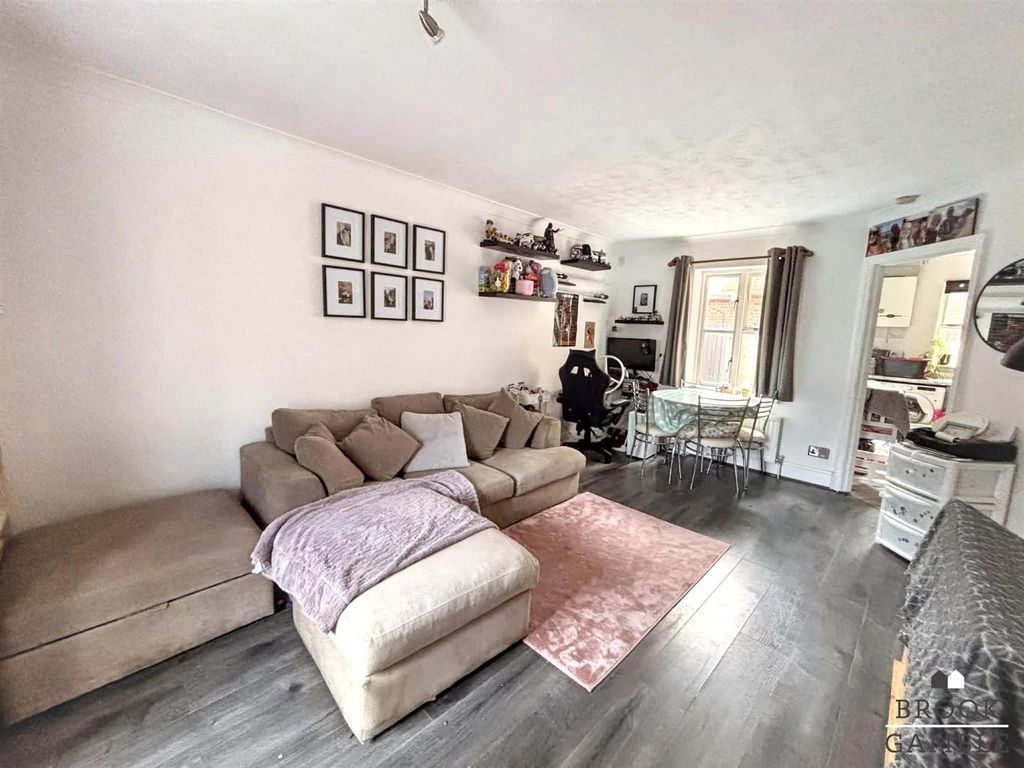 Property photo 2 of 15 01323 438506