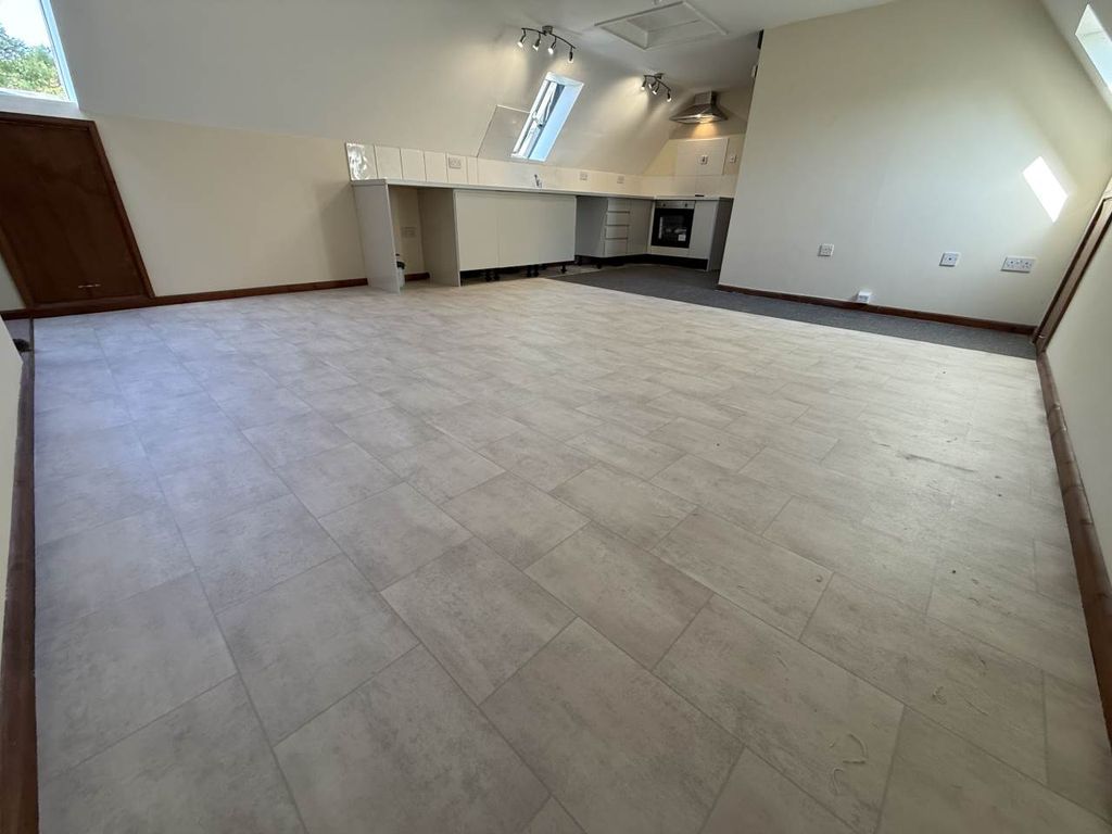 Property photo 3 of 8 Kitchen Lounge