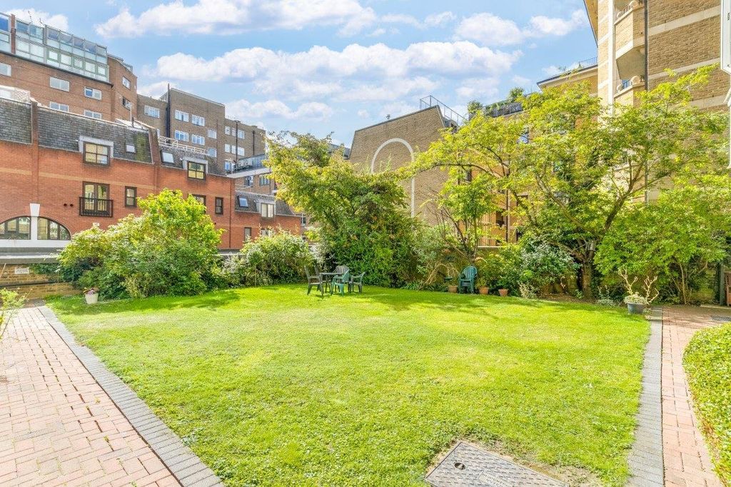 Property photo 2 of 11 Communal Gardens