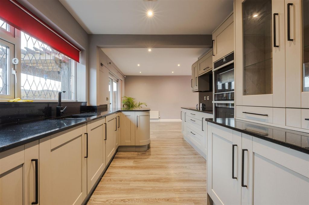 Property photo 2 of 18 Kitchen