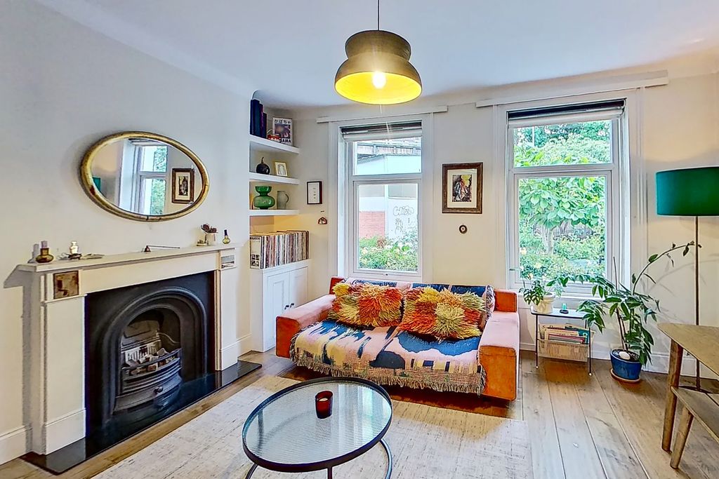 Property photo 3 of 28 Mfqxxqrfpsn-Living_Room (1)