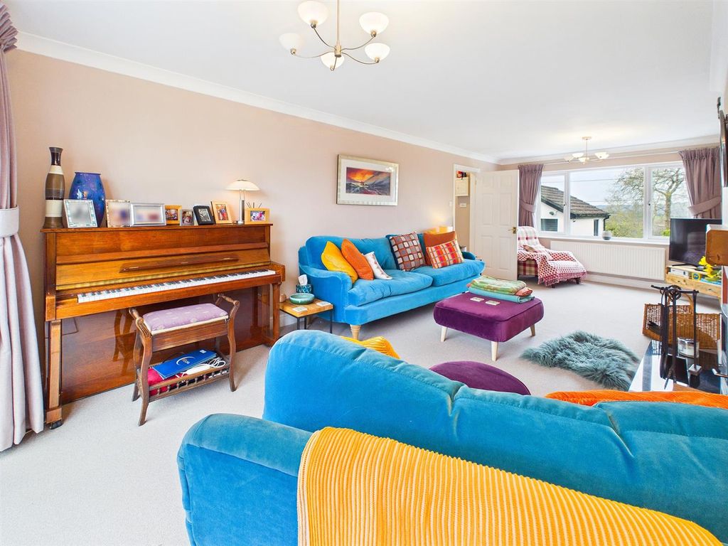 Property photo 3 of 28 Lounge