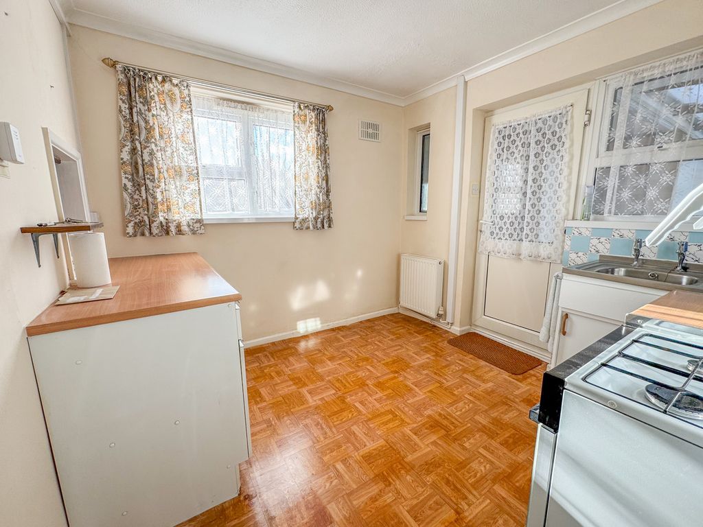 appleyard-avenue-hockley-5-ss5-2-bed-semi-detached-bungalow-for-sale
