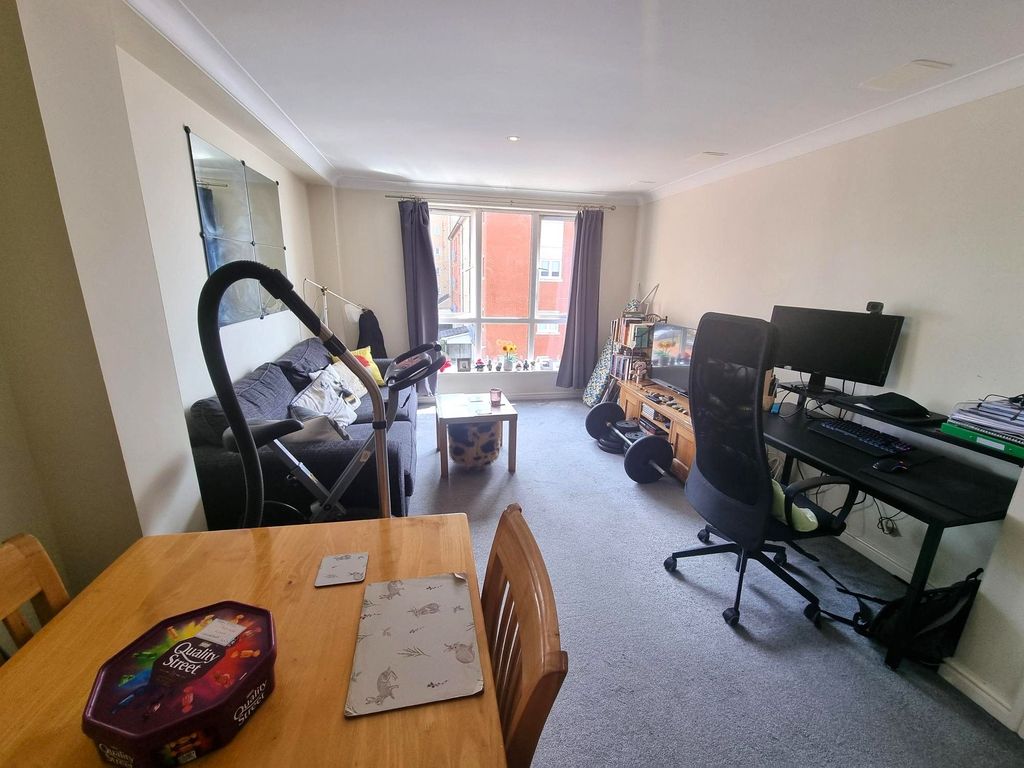 Property photo 3 of 13 Lounge