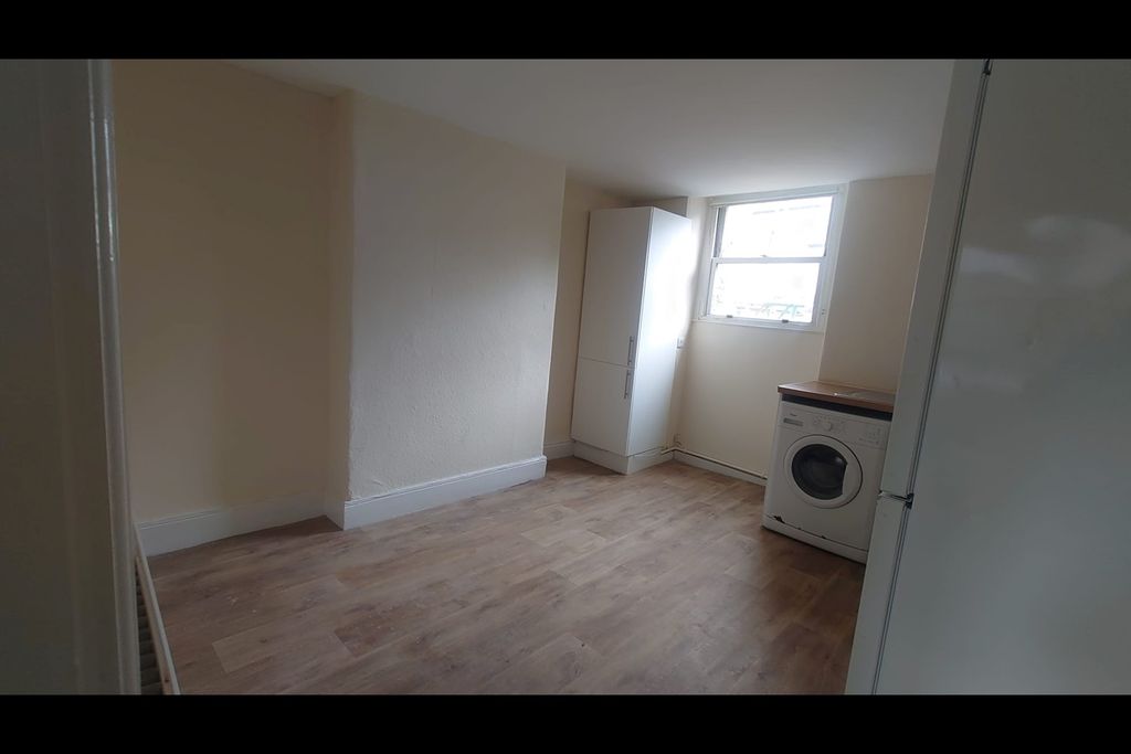 Property photo 3 of 6 Fb3Abf52-9d2d-404F-A540-25F60B17Fdec