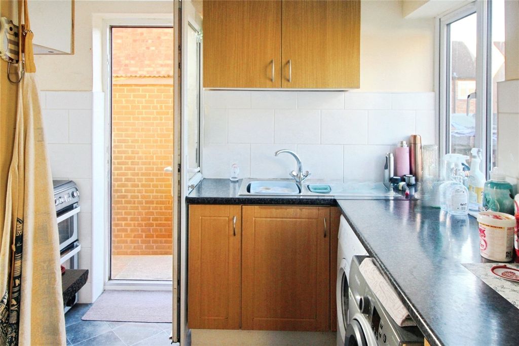 Property photo 2 of 10 Fitted Kitchen
