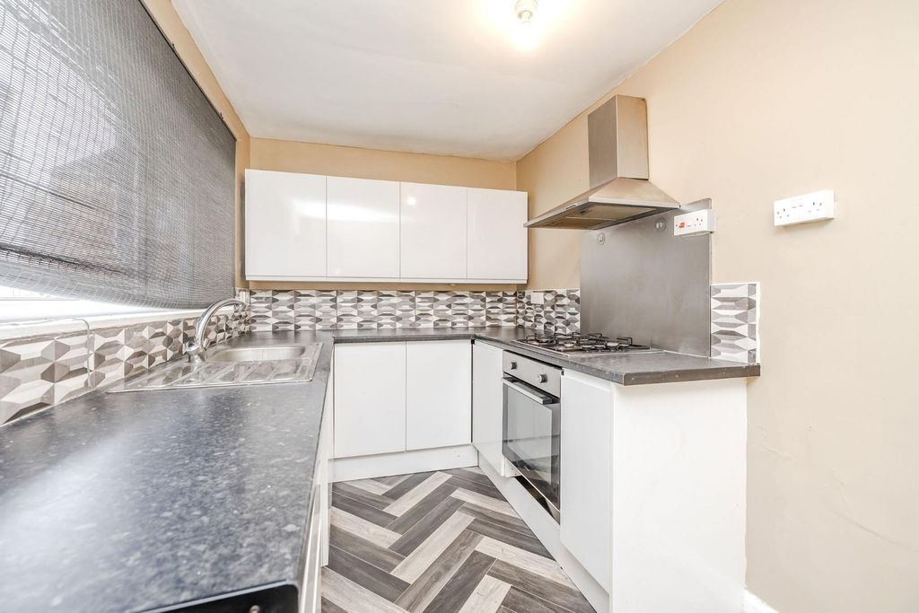 Property photo 2 of 15 22-02 ba99B9351173604Aaf17d7Bb05485614327c8284
