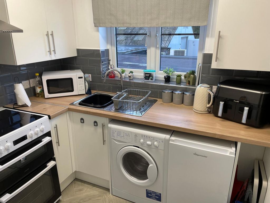Property photo 2 of 6 Kitchen