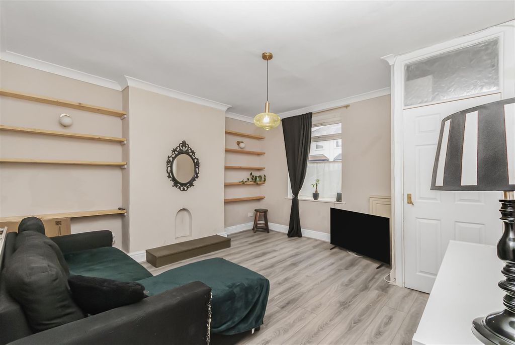 Property photo 2 of 15 Lounge