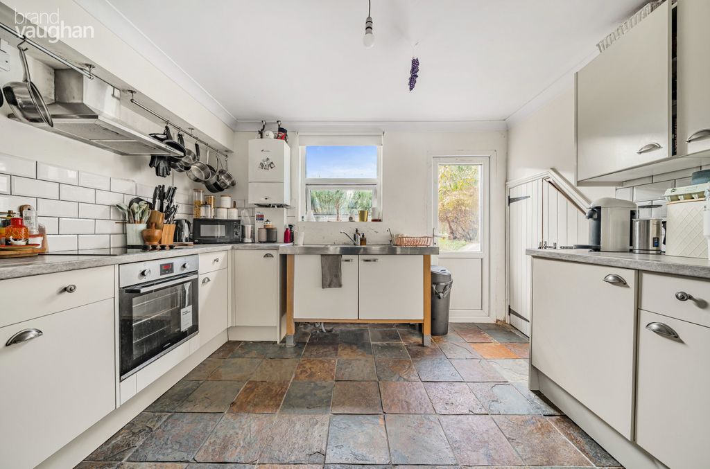 Property photo 1 of 11 Kitchen