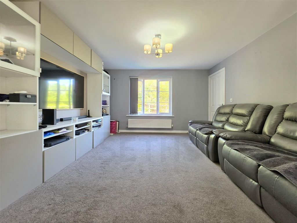 Property photo 3 of 21 Lounge