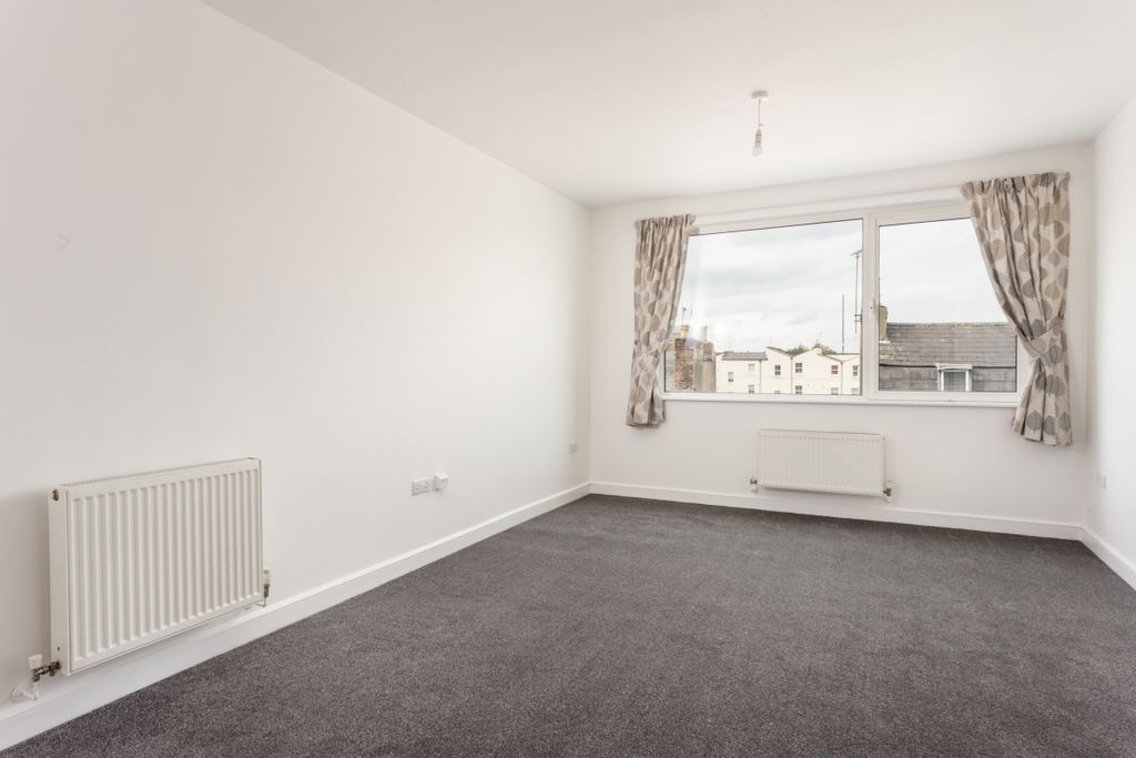 Property photo 3 of 11 110 Henrietta Str...