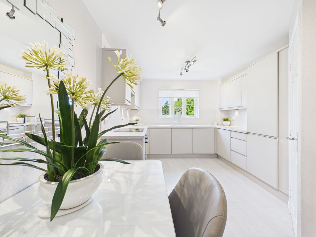 2 bed flat for salePhilips Wynd, Hamilton ML3 photo 4