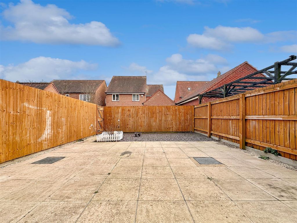 Property photo 3 of 17 Well-Appointed Rear Garden 833