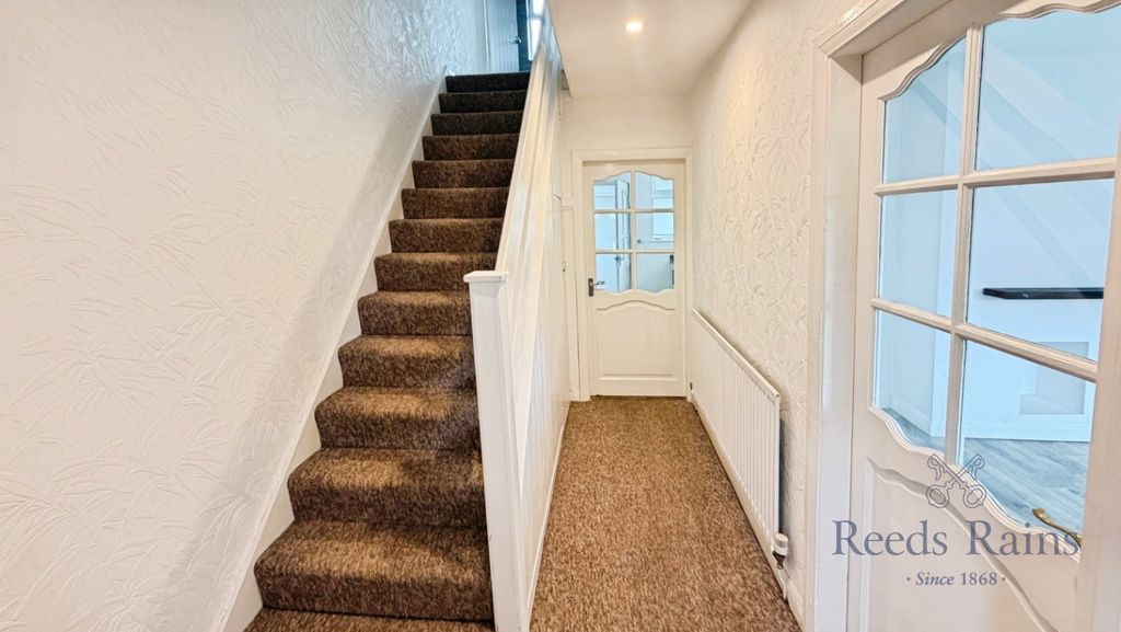 Property photo 2 of 18 Entrance Hallway