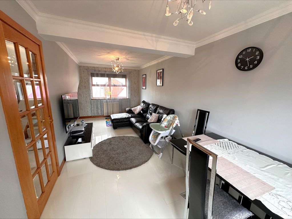 Property photo 3 of 14 Lounge