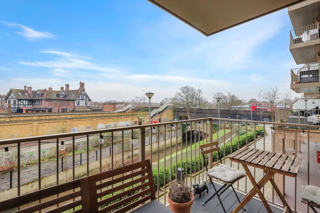 Property photo 1 of 12 07-29Ecjhpropworld - 15 Grosnevor Court - 19-Mediu