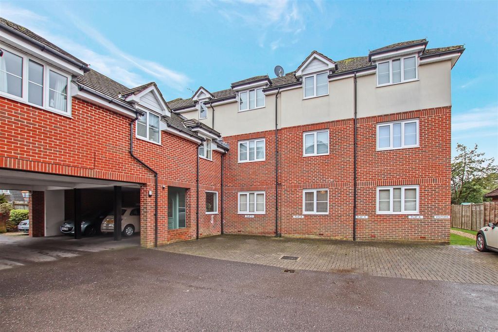 Property photo 1 of 7 2 Bedroom Top Floor Apartment For Rent