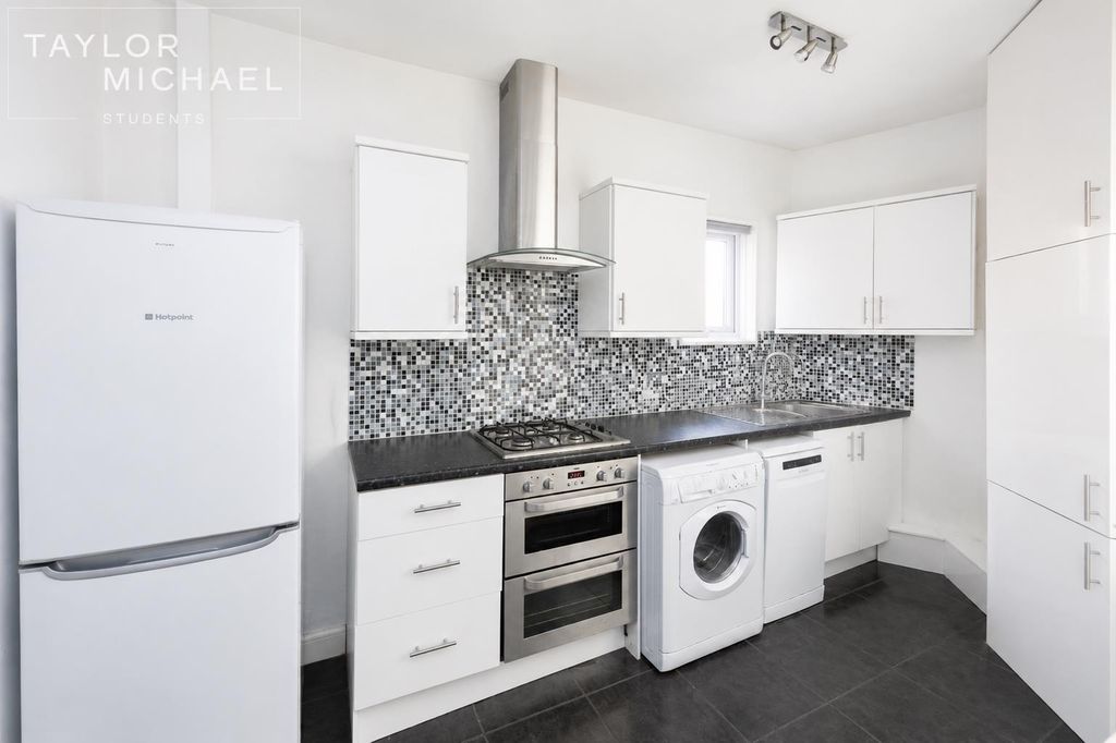 Property photo 1 of 11 Kitchen