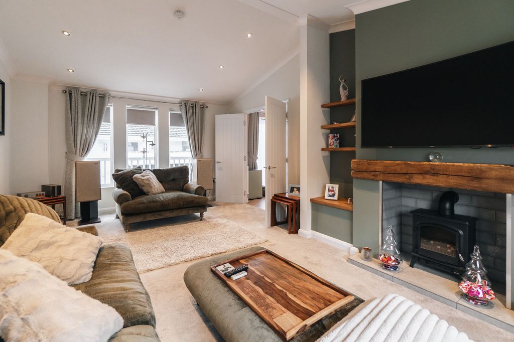 Property photo 3 of 16 Lounge