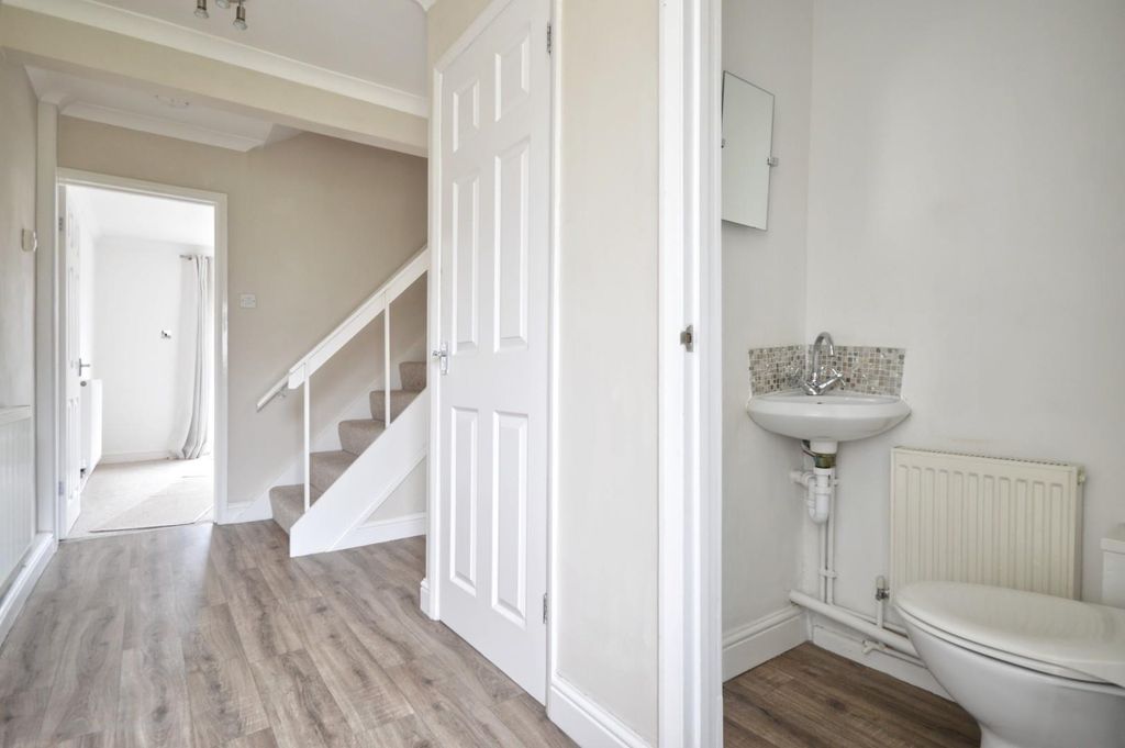 Property photo 2 of 16 Hallway