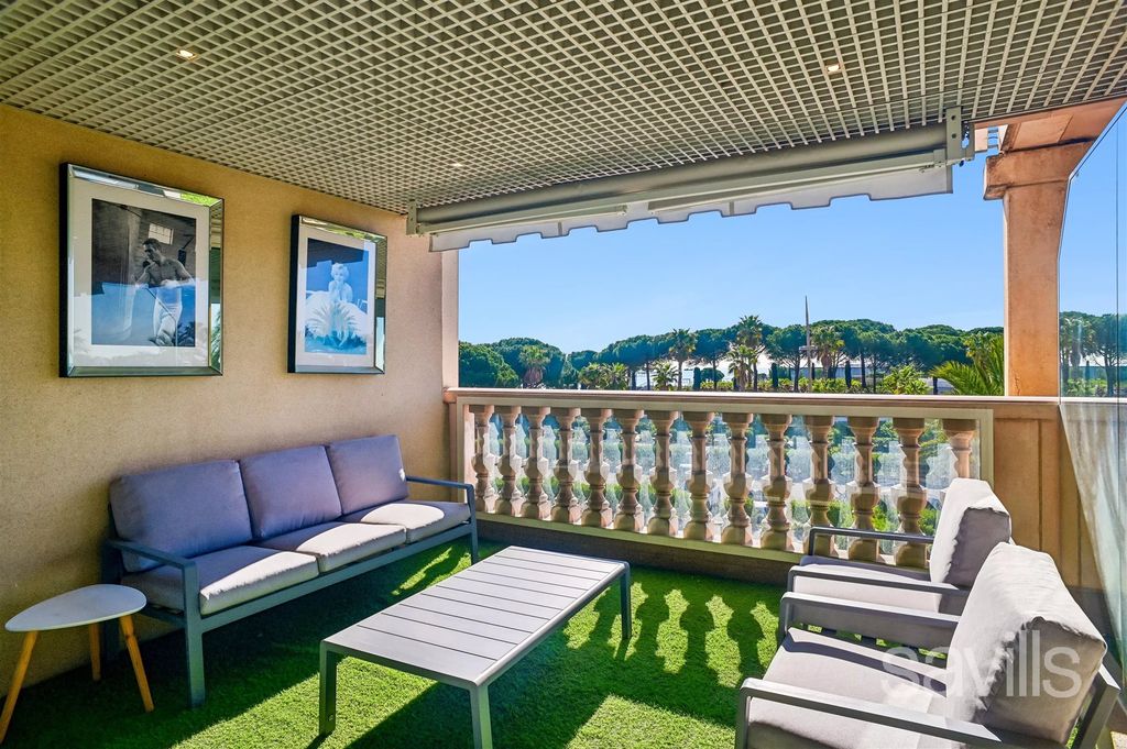 Property photo 1 of 14 Golfe-Juan – Seafront Apartment In A Prestigious Residence