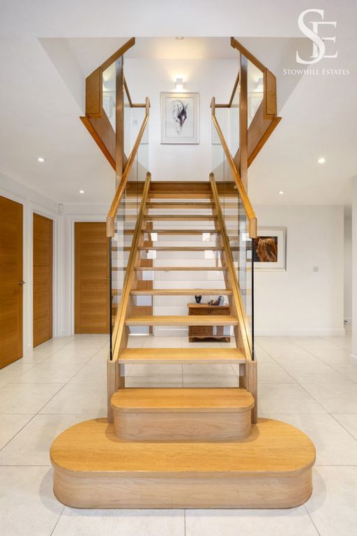 Property photo 2 of 20 Entrance Hall