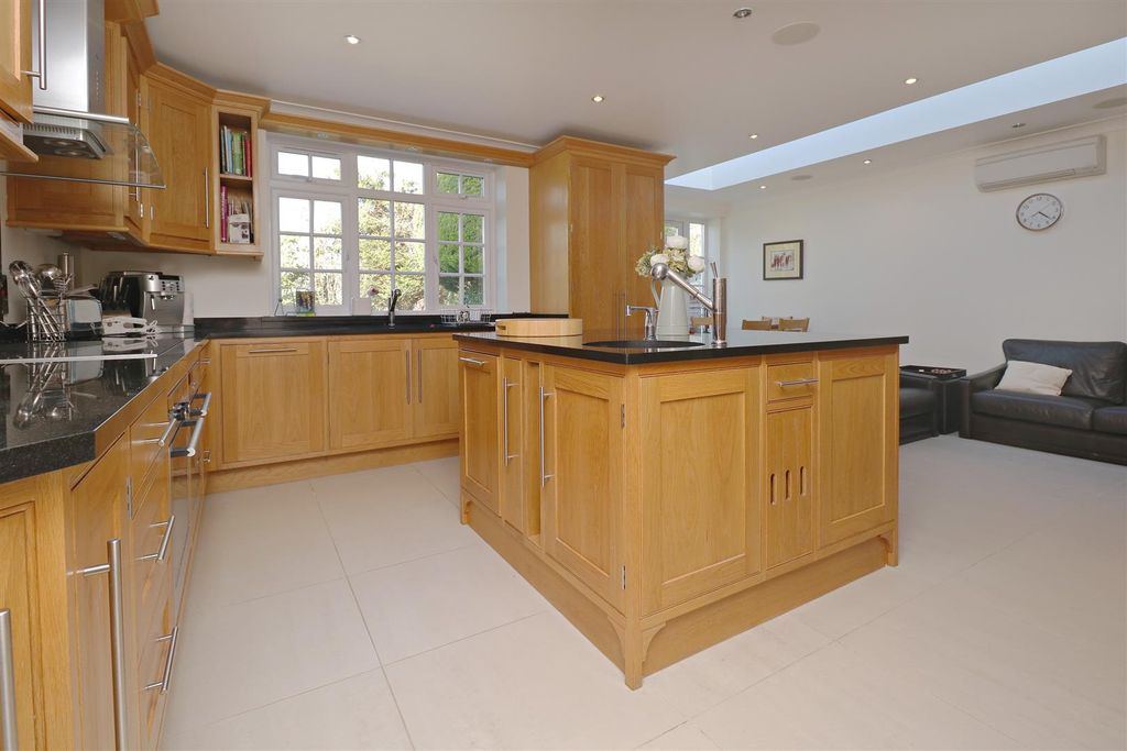 Property photo 3 of 31 6642.Jpg
