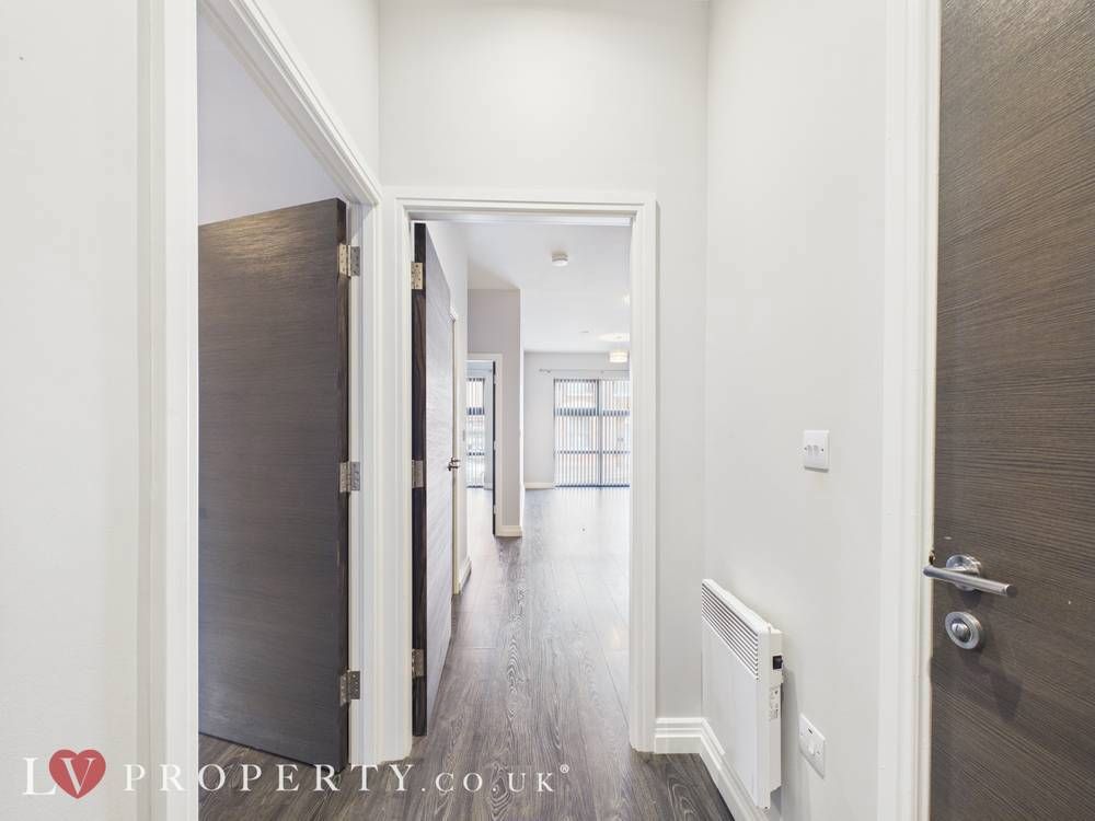 Property photo 2 of 8 Giraffe360-Still001