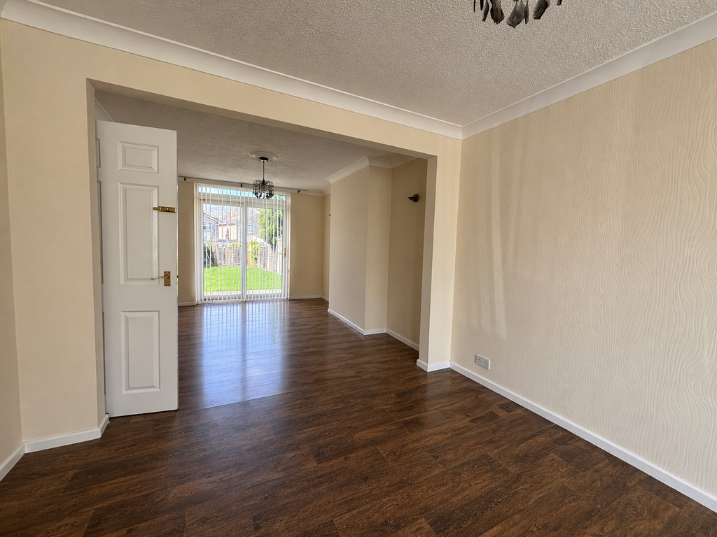 Property photo 3 of 10 Through-Lounge