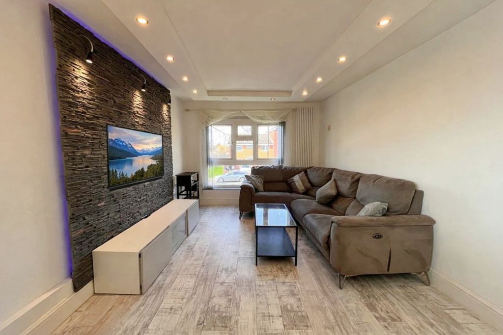 Property photo 3 of 10 Photo 2