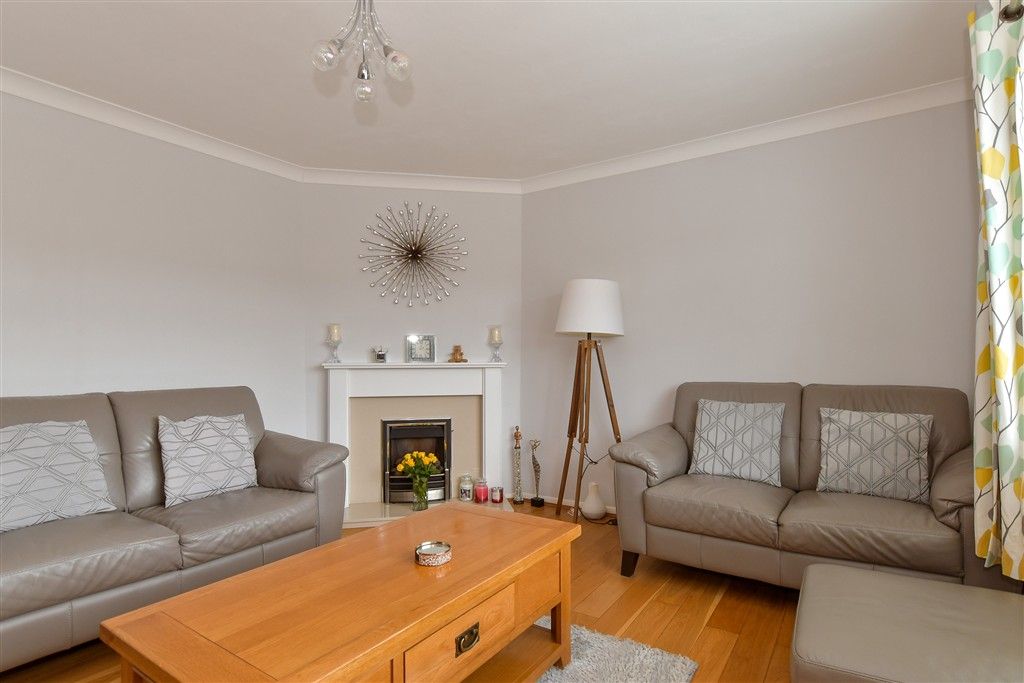 Property photo 3 of 10 Lounge