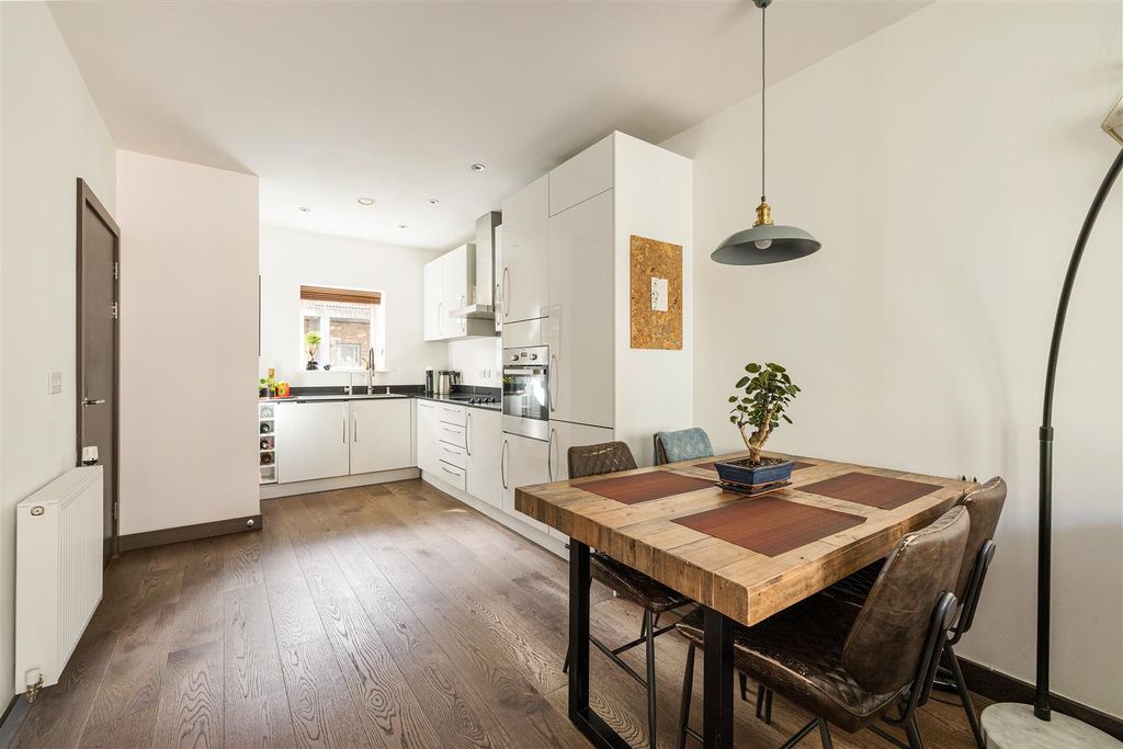 Property photo 3 of 23 Smeed Road, E3