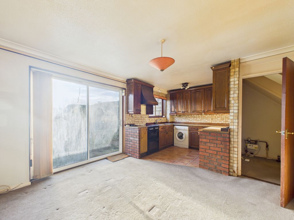 Property photo 3 of 14 Kitchen 2