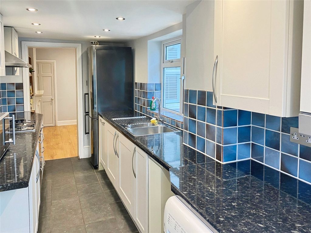 Property photo 3 of 11 Kitchen