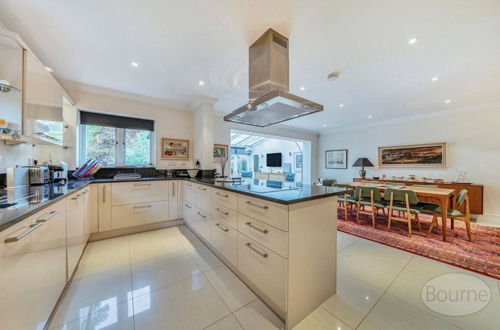 Property photo 2 of 24 Picture No. 12