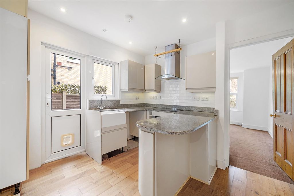 Property photo 2 of 14 Hurstbourne Road-8.Jpg