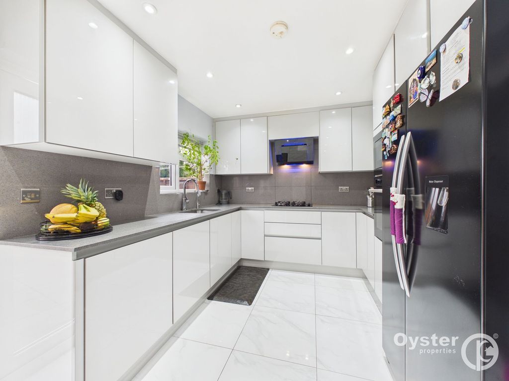 Property photo 3 of 17 Kitchen